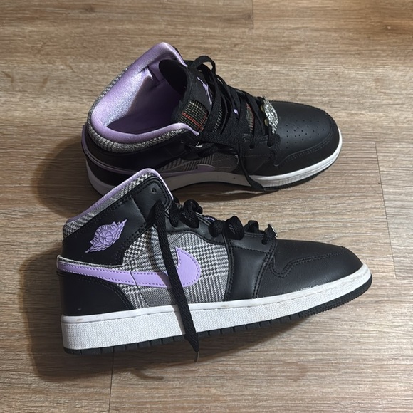Air Jordan 1 Mid SE GS “Houndstooth “ - Picture 3 of 9